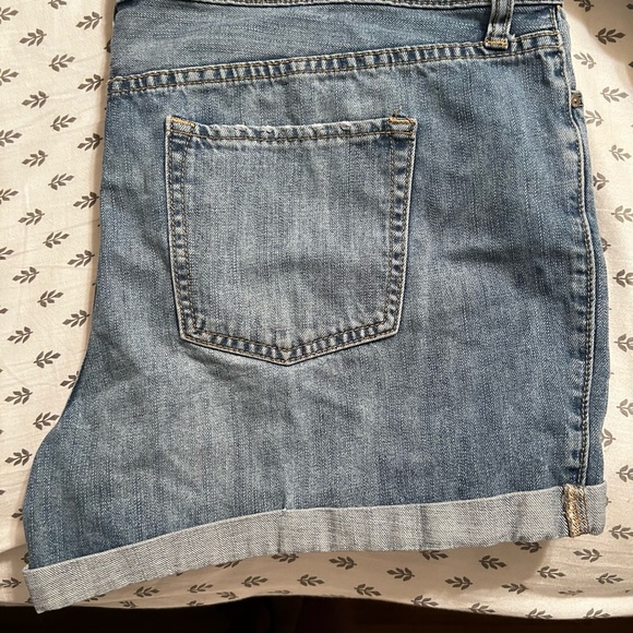 Button up GAP jean shorts. - Picture 4 of 4